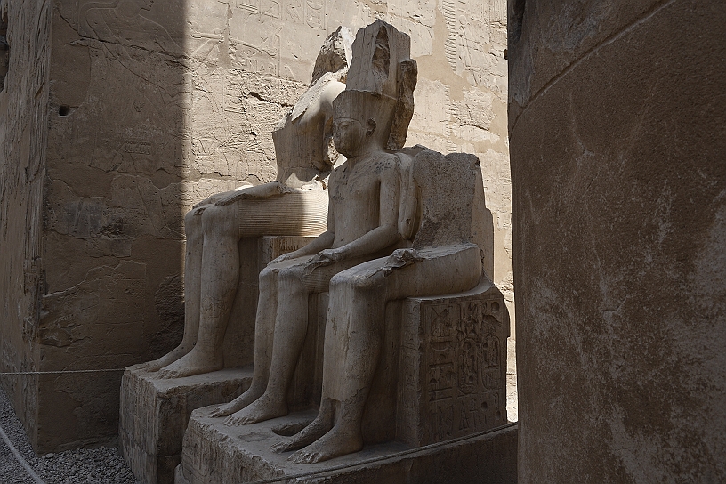 73 MAK_6235.jpg - Sul lato destro del colonnato del Faraone Amenofi III tre grandi statue che dovrebbero raffigurare: la singola il faraone Ramses II ...